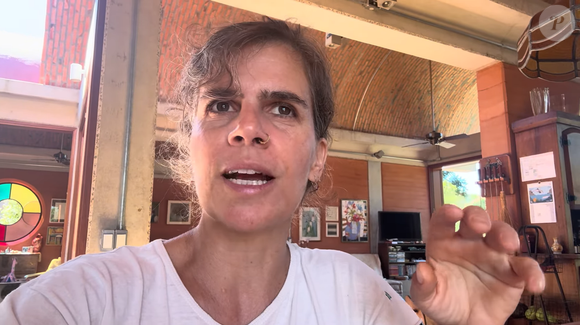 As paredes de terra crua e a técnica de taipa de pilão são alguns dos diferenciais do casarão de Mariana Maffeis. Segundo ela, os materiais ajudam a manter a casa fresca no verão e aquecida durante o inverno