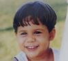Nascido em 1998, esse menininho sorridente e de franjinha nem fazia ideia que hoje seria casado com uma famosa estouro de sucesso. Reconhece?!
