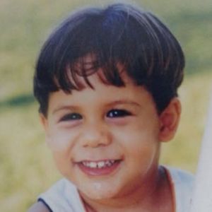 Nascido em 1998, esse menininho sorridente e de franjinha nem fazia ideia que hoje seria casado com uma famosa estouro de sucesso. Reconhece?!