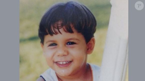 Nascido em 1998, esse menininho sorridente e de franjinha nem fazia ideia que hoje seria casado com uma famosa estouro de sucesso. Reconhece?!