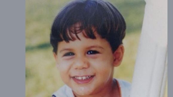 Nascido em 1998, esse menino sorridente e de franjinha nem fazia ideia que hoje seria casado com uma famosa de sucesso da web. Reconhece?!