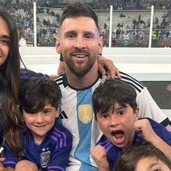 O ritual de comemorar gols como super heróis da Marvel surgiu dentro da casa de Lionel Messi e continua sendo repetido apenas nos jogos em que Thiago, Mateo e Ciro estão presentes nas arquibancadas
