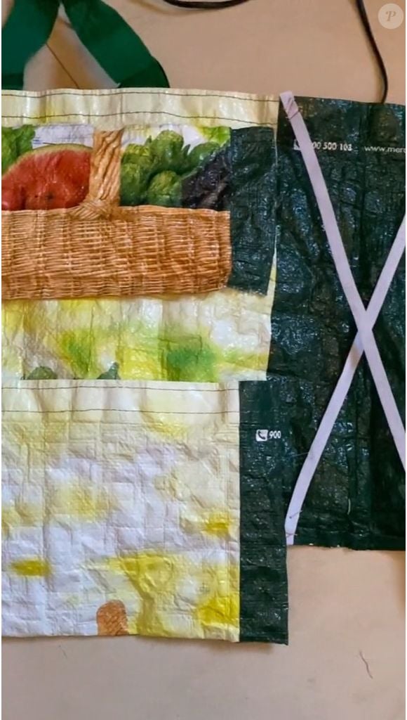 Por fim, use os retalhos da sacola para fazer bolsos de tamanhos diferentes. Você pode fixá-los à base principal com cola quente, que adere bem ao material plástico e oferece boa resistência