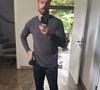 Em seu perfil no Instagram, o ator Cauã Reymond postou uma selfie em frente ao espelho, usando um look básico e casual, e escreveu 'Bora Trabalhar'.