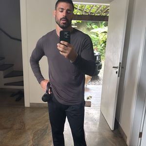 Em seu perfil no Instagram, o ator Cauã Reymond postou uma selfie em frente ao espelho, usando um look básico e casual, e escreveu 'Bora Trabalhar'.