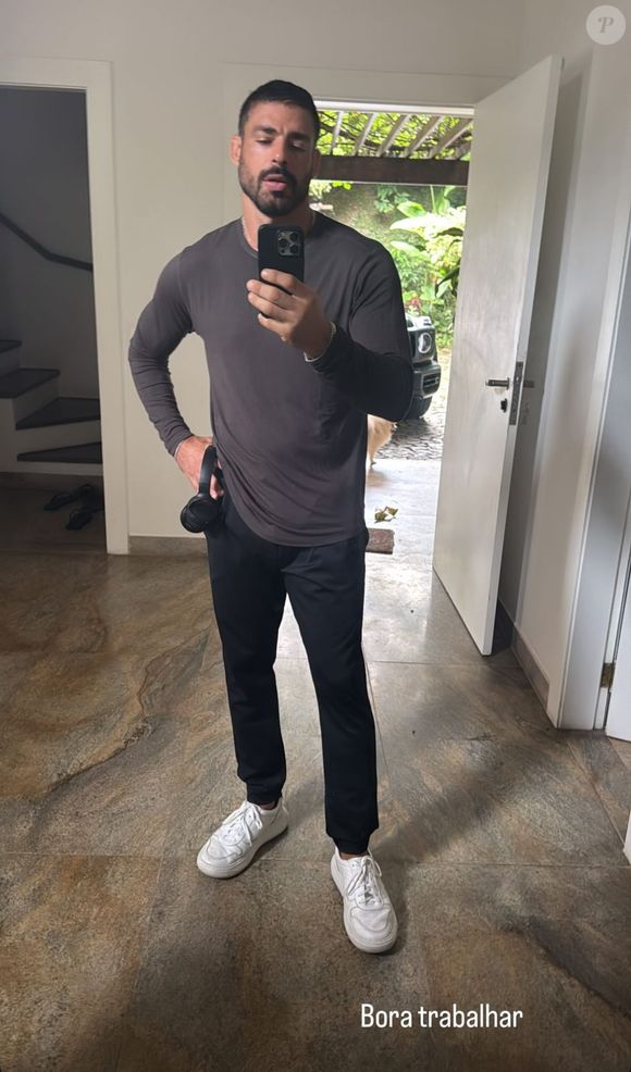 Em seu perfil no Instagram, o ator Cauã Reymond postou uma selfie em frente ao espelho, usando um look básico e casual, e escreveu 'Bora Trabalhar'.