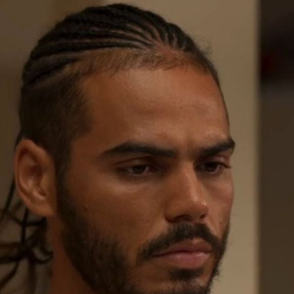 Filho de Camila Pitanga em 'Beleza Fatal', Romaní faz sucesso nas redes sociais com beleza e corpo definido
