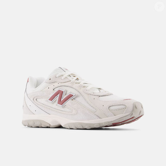 A New Balance apresenta o modelo 204L em versão atualizada, com visual branco e detalhes em rosa claro