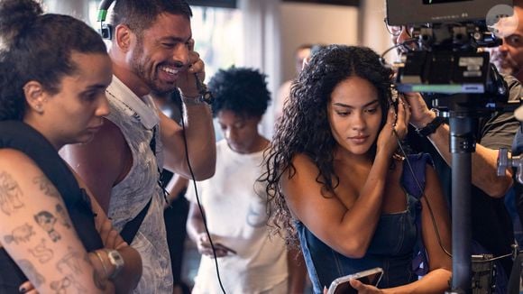 Os atores de 'Vale Tudo' Cauã Reymond e Bella Campos teriam protagonizado uma discussão acalorada, segundo a Revista Veja.