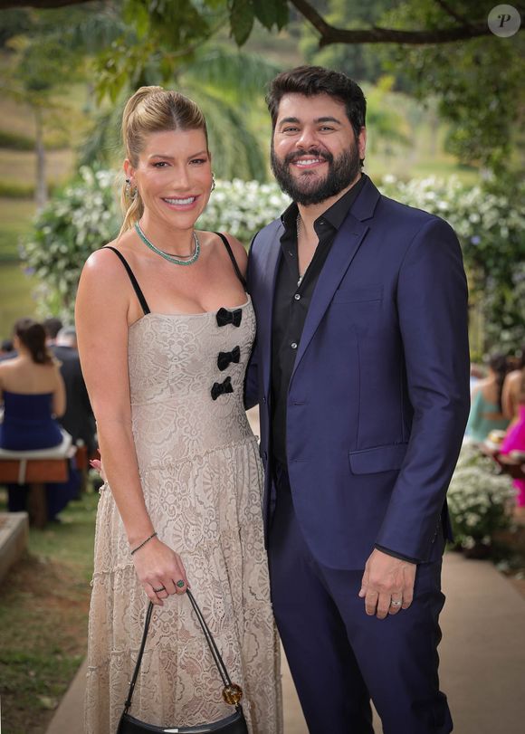 Cristiano, da dupla com Zé Neto, foi acompanhado de sua esposa, que ousou em um look de renda com lacinhos no centro. Uma moda inesperada que pode dar certo caso você tenha coragem de criar e inovar!