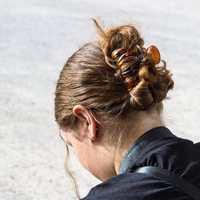 Este acessório prático no dia a dia, os prendedores de cabelo podem se tornar perigosos e até letais ao volante; entenda