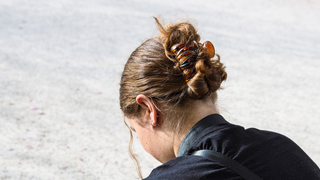 Este acessório prático no dia a dia, os prendedores de cabelo podem se tornar perigosos e até letais ao volante; entenda