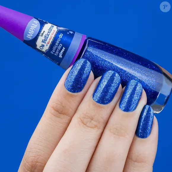 O azul com glitter Feiticeiro da Família leva toda a magia de Feiticeiros de Waverly Place para as unhas com reflexos multidimensionais