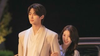 IU chora e a Coreia se revolta: dorama 'A Coroa Perfeita' é alvo de revolta e boicotes do público por motivo que quase passou despercebido. 'Causamos desconforto e decepção', diz diretor
