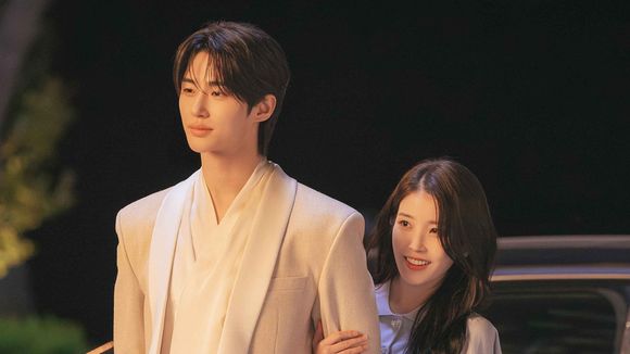 IU chora e a Coreia se revolta: dorama 'A Coroa Perfeita' é alvo de revolta e boicotes do público por motivo que quase passou despercebido. 'Causamos desconforto e decepção', diz diretor