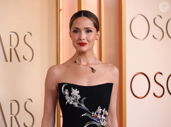 Dentre as belezas das famosas, o visual de Rose Byrne também se destacou com batom vermelho alaranjado e blush suave