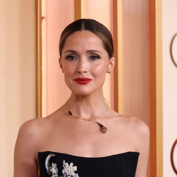 Dentre as belezas das famosas, o visual de Rose Byrne também se destacou com batom vermelho alaranjado e blush suave