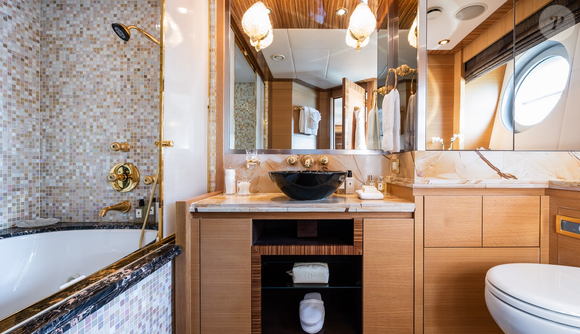 Banheiro do iate combina design sofisticado e iluminação natural, com espaços pensados para convivência e descanso