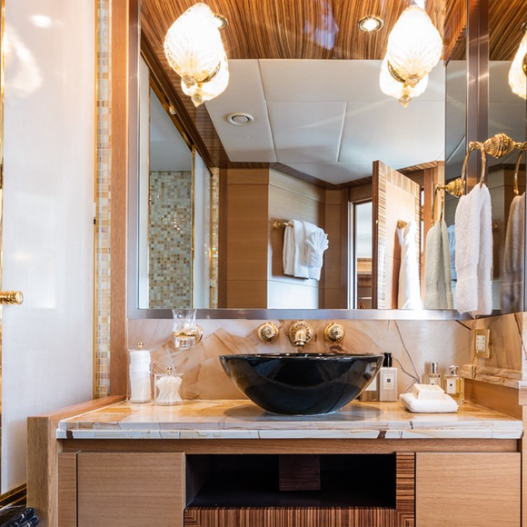 Banheiro do iate combina design sofisticado e iluminação natural, com espaços pensados para convivência e descanso
