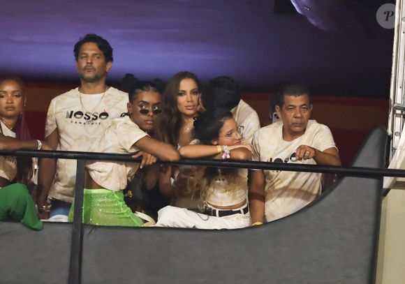 Anitta ganhou carinho do namorado, o empresário Ian Bortolanza, em camarote no carnaval 2025