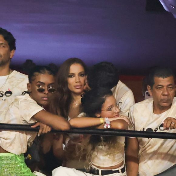 Anitta ganhou carinho do namorado, o empresário Ian Bortolanza, em camarote no carnaval 2025