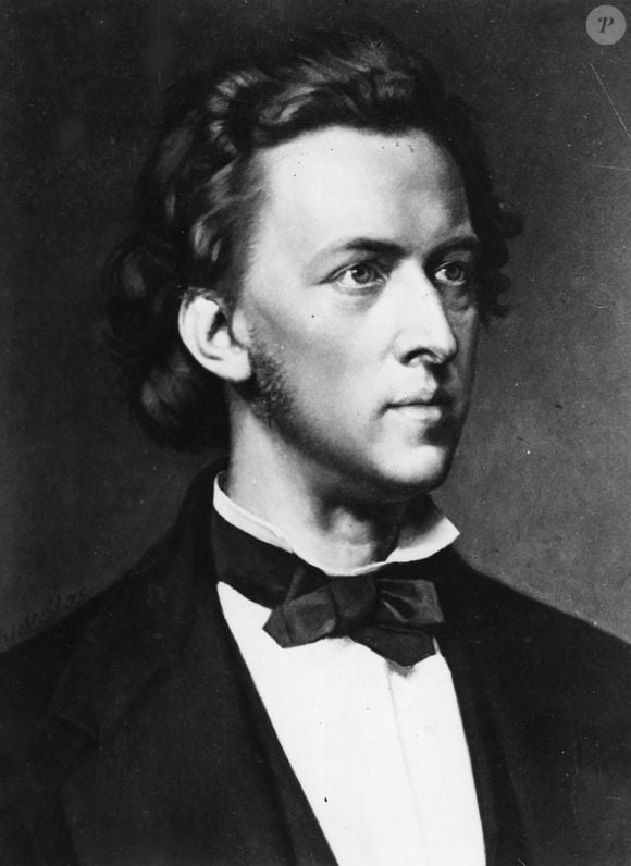 Por que o coração de Chopin teria sido levado em um frasco de conhaque? O compositor morreu em Paris, aos 39 anos, e seu coração foi transportado pela irmã para a Polônia. A versão envolvendo a bebida é conhecida, mas não deve ser apresentada como um detalhe comprovado