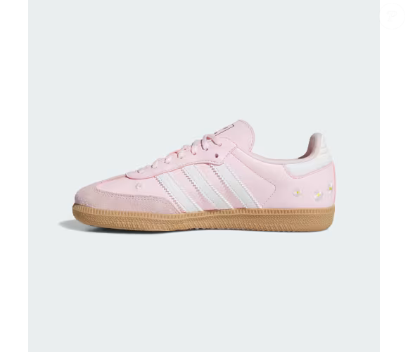 O Adidas Samba floral é uma alternativa para quem gosta de combinar peças clássicas com detalhes delicados. As flores bordadas criam um contraste com a inspiração esportiva do calçado e podem complementar produções românticas, inclusive para ocasiões especiais. O modelo aparece no site brasileiro da marca pelo preço informado de R$ 799,99