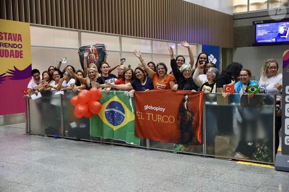 Can Yaman reuniu multidão em aeroporto no Rio de Janeiro no último domingo (23)