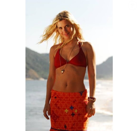 Carolina Dieckmmann justificou que estava sem aliança por conta da novela. Como sua personagem não era casada, ela sempre retirava o adereço antes de entrar em cena