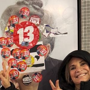 Regina Duarte debochou de adesivos de Lula colados sobre seu rosto em um cartaz de teatro em São Paulo. A atriz reagiu nas redes sociais e sinalizou apoio a Flávio Bolsonaro ao fazer o gesto do número 22