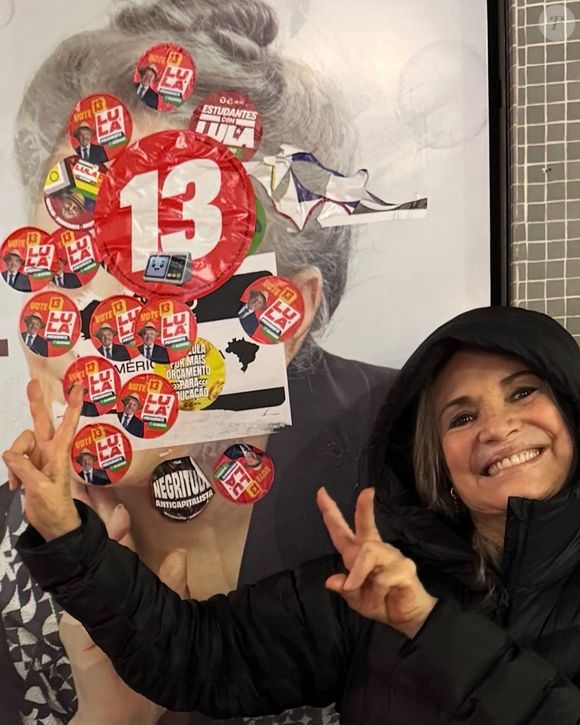 Regina Duarte debochou de adesivos de Lula colados sobre seu rosto em um cartaz de teatro em São Paulo. A atriz reagiu nas redes sociais e sinalizou apoio a Flávio Bolsonaro ao fazer o gesto do número 22