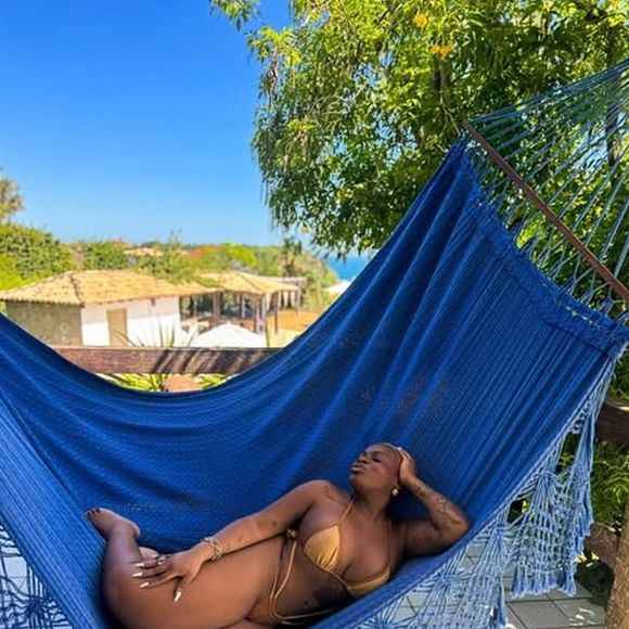 realizou lipoaspiração para remover depósitos de gordura resistentes, lifting nas pernas para retirar o excesso de pele das coxas, correção da cicatriz das mamas e ainda um refinamento no abdômen para um contorno mais harmônico.