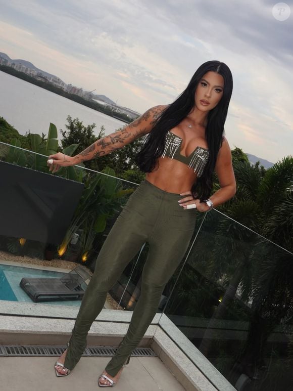 Rayane Figliuzzi surgiu com dois dedos quebrados após uma suposta briga com sua ex-empresária