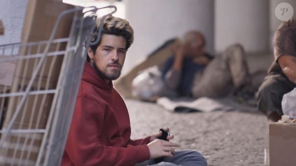 Mirinho ensina Raul (Paulo Mendes) a pedir dinheiro na rua.