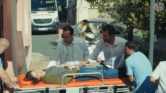 A saúde de Bahar só piora na novela 'Força de Mulher' e a mãe de Doruk e Nisan foi achada desfalecida na escadaria do seu prédio