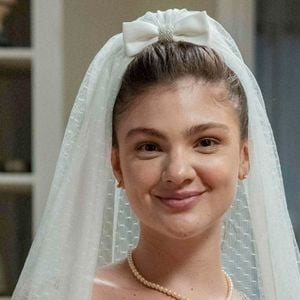 Vestido de noiva delicado, véu com laço e pérolas em 'Garota do Momento'! Grávida, Celeste usa look romântico no casamento com Edu; veja fotos