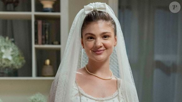 Vestido de noiva delicado, véu com laço e pérolas em 'Garota do Momento'! Grávida, Celeste usa look romântico no casamento com Edu; veja fotos