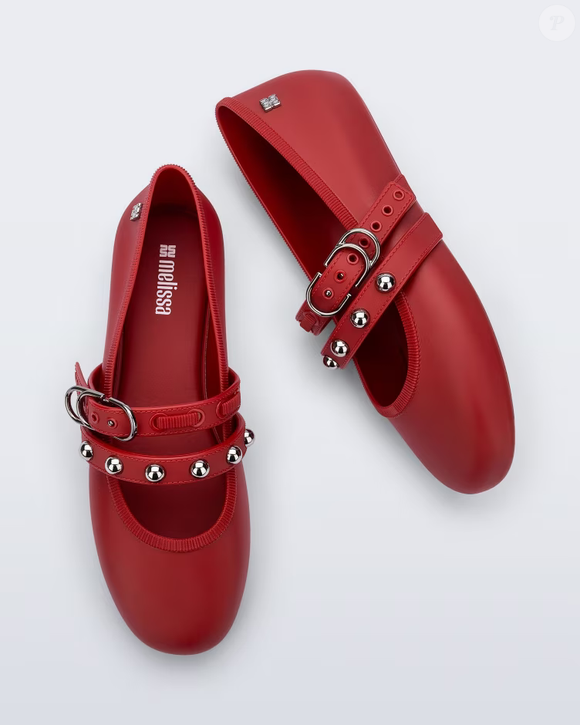 Com duas tiras, fivelas prateadas e spikes metálicos, a Melissa Soft Ballerina Studs reinventa a tradicional sapatilha Mary Jane
