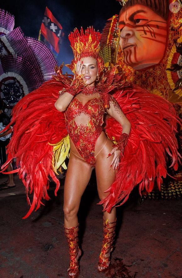 Carnaval 2026: Erika Schneider usou body cavado e destacou a virilha lisinha ao representar fogo com fantasia para o desfile da Gaviões da Fiel