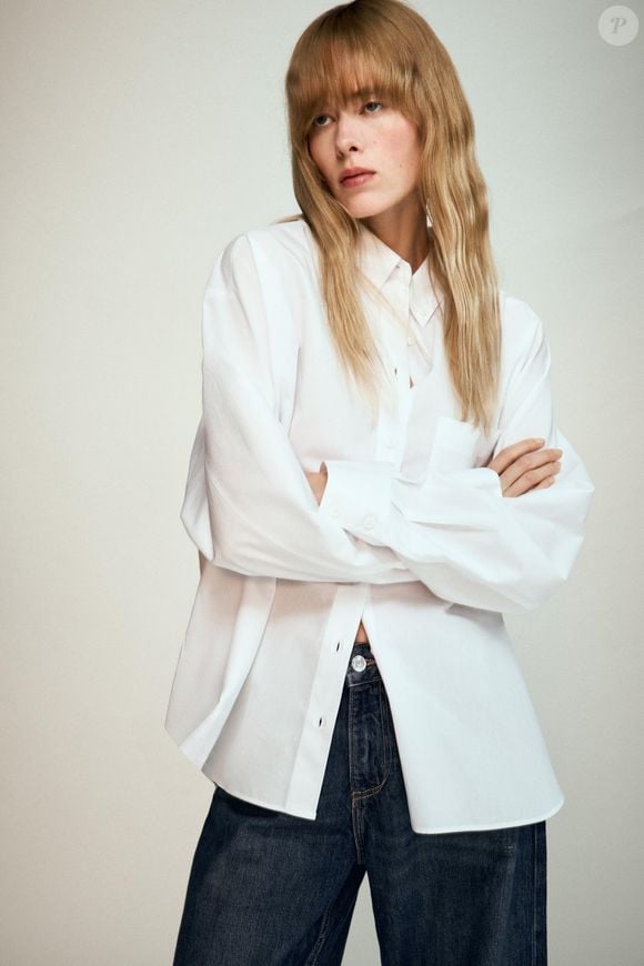A Camisa de Popelina com Bolso da Zara é confeccionada em fiação de algodão 100% e tem gola com lapela, mangas amplas com punhos e bolso de patch frontal