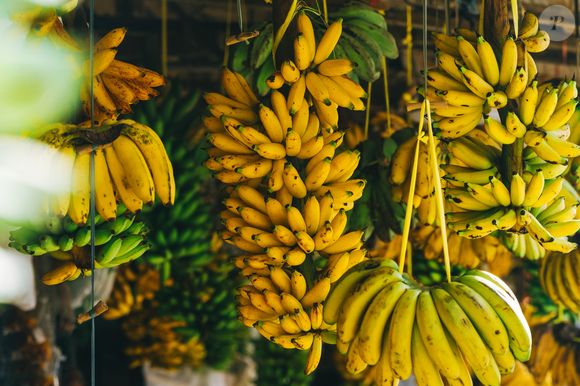 A banana fornece energia imediata e melhora a contração muscular durante o treino, prevenindo cãibras e ajudando a ganhar massa muscular