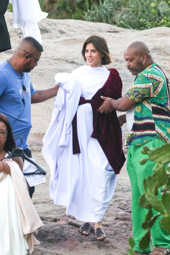 Carolina Dieckmann surgiu irreconhecível como Diná em novas imagens da adaptação cinematográfica do clássico espírita escrito por Ivani Ribeiro