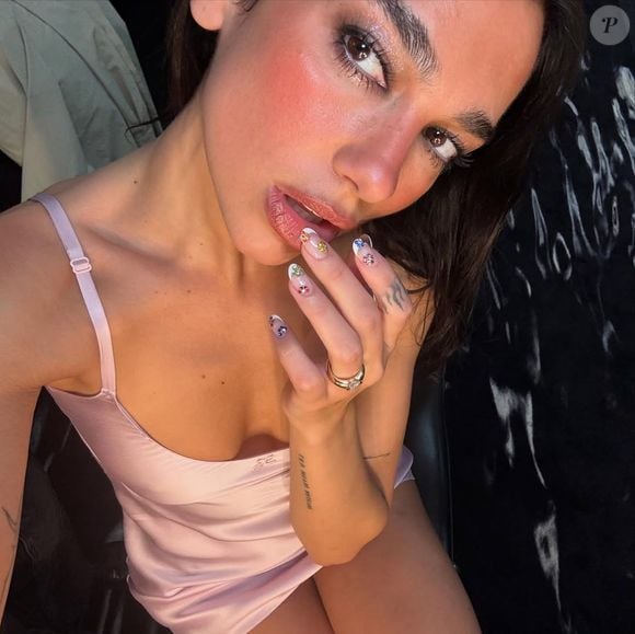Dua Lipa exibe manicure com nail art florida