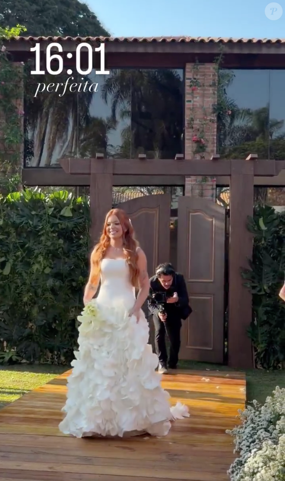 Saia do vestido de Viih Tube teve aplicações de flores que deram um aspecto romântico à produção