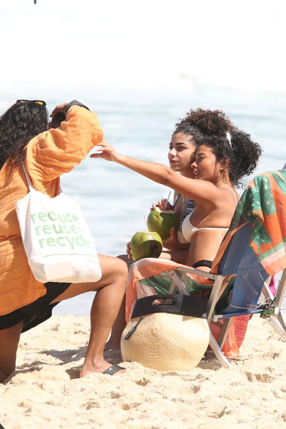 Bella Campos e Samantha Jones têm dia de gravação na praia de São Conrado. As personagens Ana Clara e Fátima serão aliadas