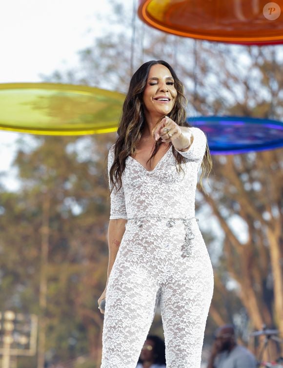 Sexy aos 54! Ivete Sangalo surgiu com macacão de renda transparente antes de subir ao palco em SP
