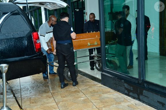 Corpo de JP Mantovani é carregado em caixão para velório em cemitério de SP