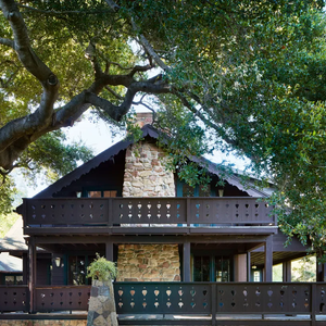 Segundo a revista Architectural Digest, a casa de Anne Hathaway na Califórnia mistura história, fantasia e design em um chalé suíço de 1906 completamente reinventado