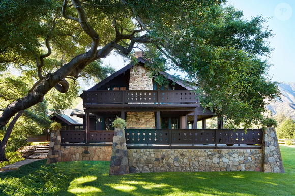 Segundo a revista Architectural Digest, a casa de Anne Hathaway na Califórnia mistura história, fantasia e design em um chalé suíço de 1906 completamente reinventado