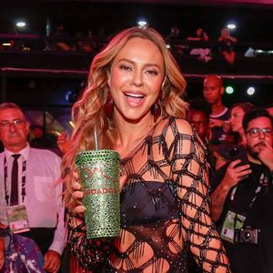 Paolla Oliveira esbanjou beleza e simpatia ao chegar na Sapucaí